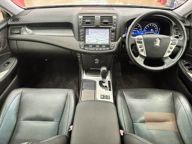 CROWN sedan hybrid
