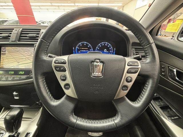 CROWN sedan hybrid