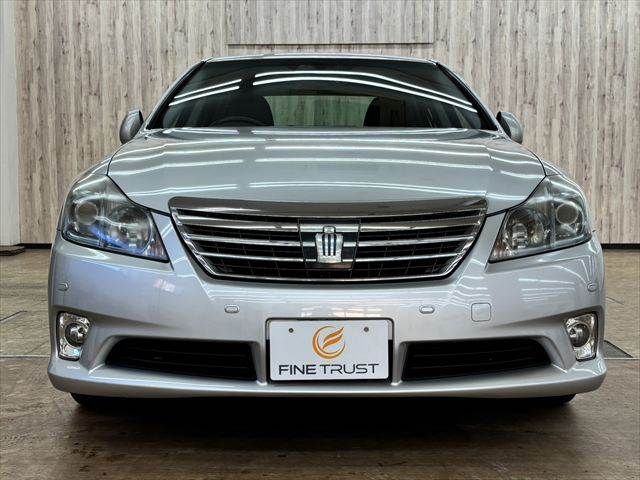 CROWN sedan hybrid
