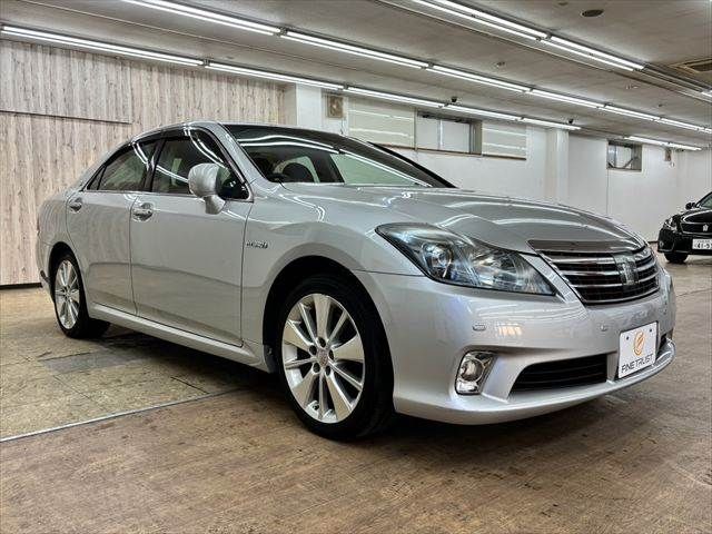 CROWN sedan hybrid