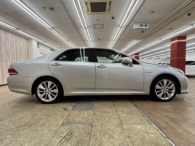 CROWN sedan hybrid