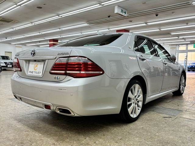 CROWN sedan hybrid