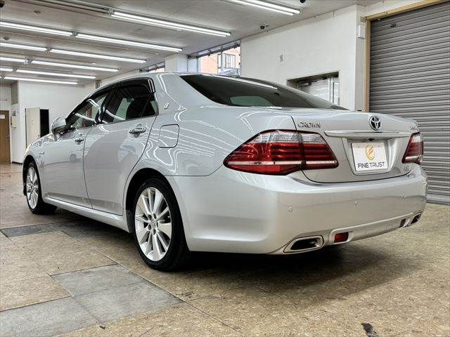 CROWN sedan hybrid