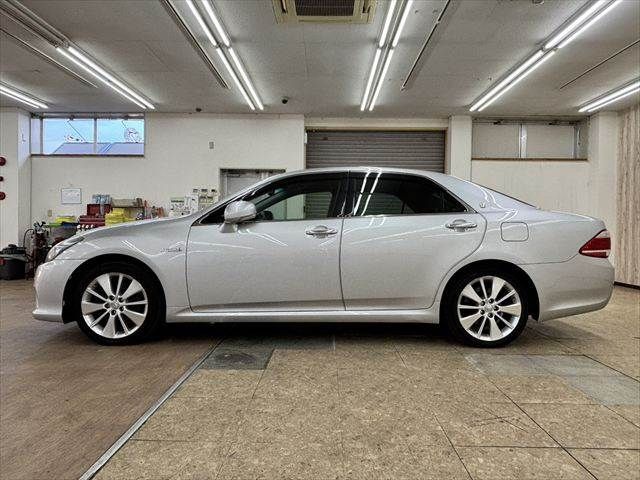 CROWN sedan hybrid