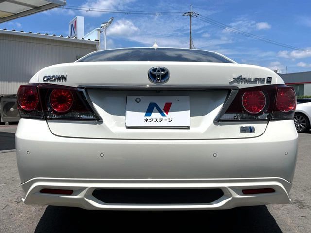 CROWN sedan hybrid