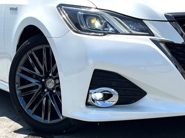 CROWN sedan hybrid