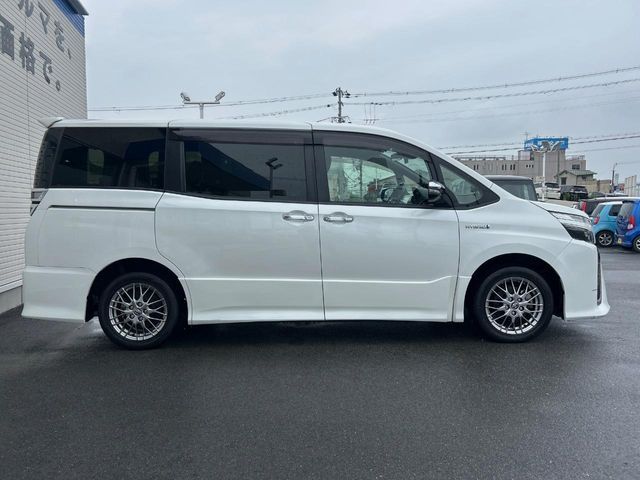 VOXY HYBRID