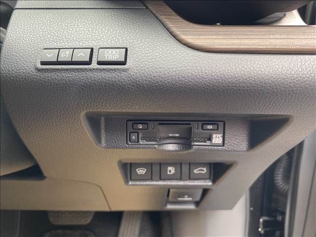 CROWN sedan hybrid