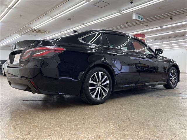 CROWN sedan hybrid