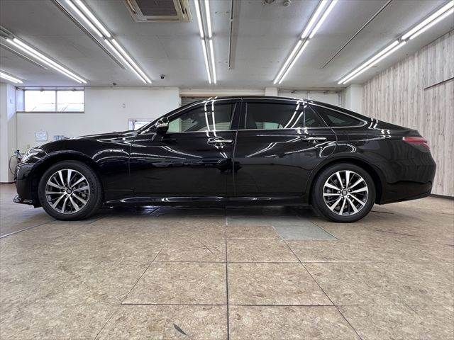 CROWN sedan hybrid