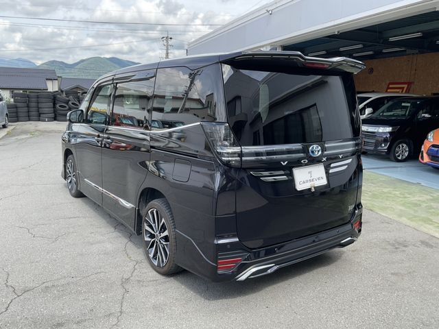 VOXY HYBRID 4WD