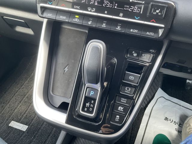 VOXY HYBRID 4WD