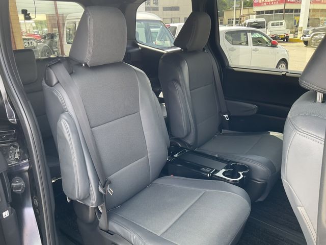 VOXY HYBRID 4WD