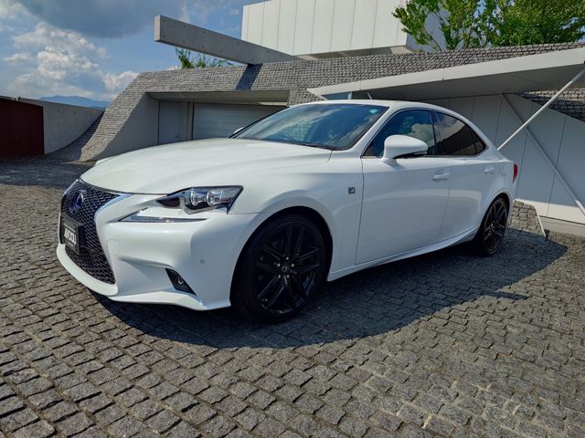 LEXUS IS300h