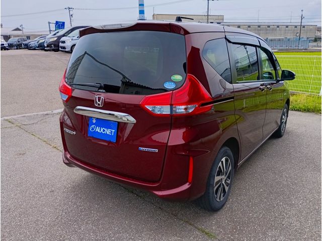 FREED plus HYBRID 4WD