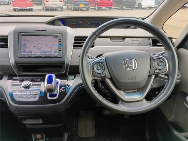 FREED plus HYBRID 4WD