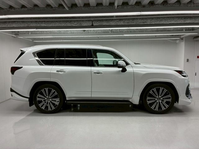 LEXUS LX600