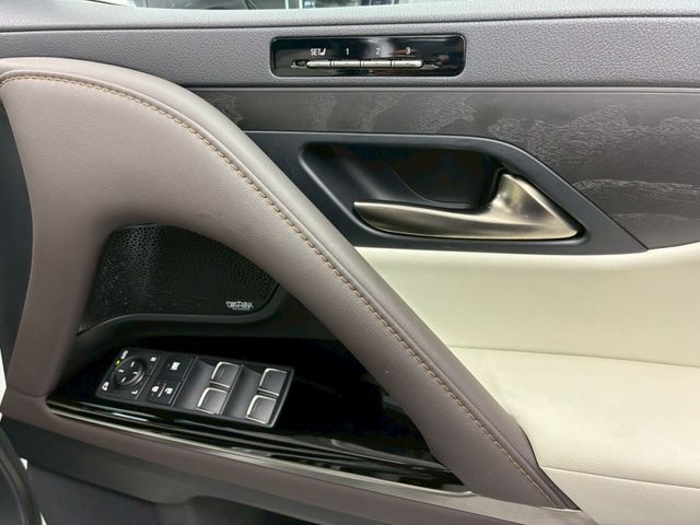 LEXUS LX600