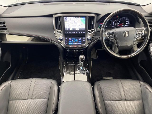 CROWN sedan hybrid
