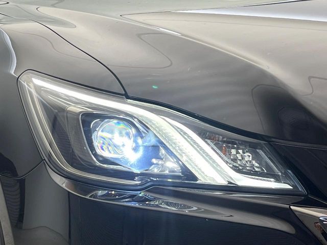 CROWN sedan hybrid