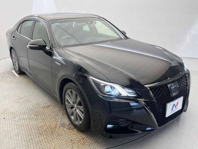 CROWN sedan hybrid