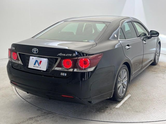 CROWN sedan hybrid