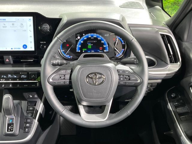 VOXY HYBRID