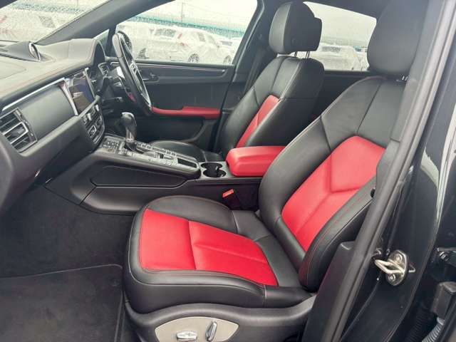 PORSCHE Macan