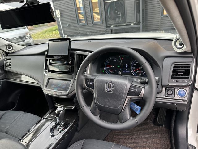 CROWN sedan hybrid 4WD