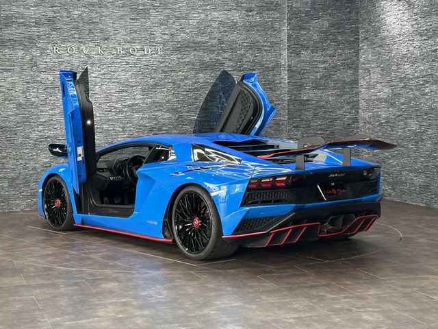 LAMBORGHINI Aventador