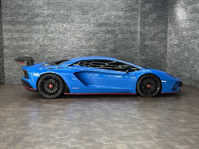 LAMBORGHINI Aventador