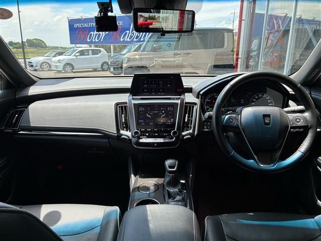 CROWN sedan hybrid