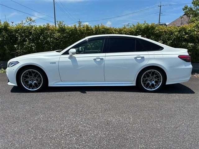 CROWN sedan hybrid