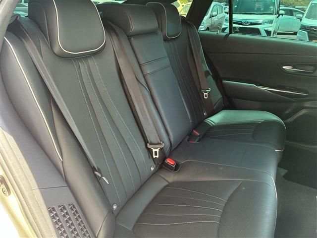 CROWN sedan hybrid