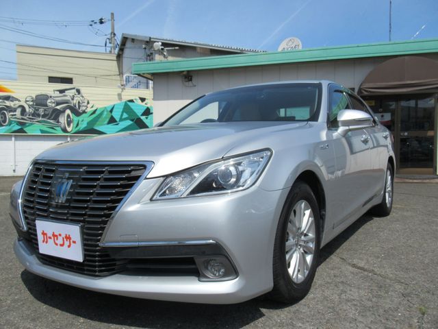 CROWN sedan hybrid