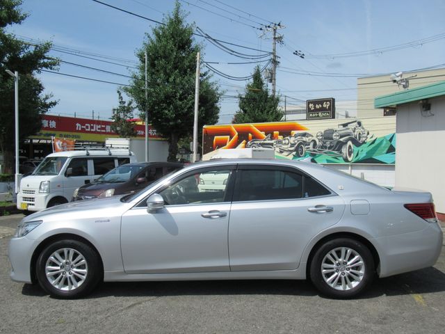 CROWN sedan hybrid