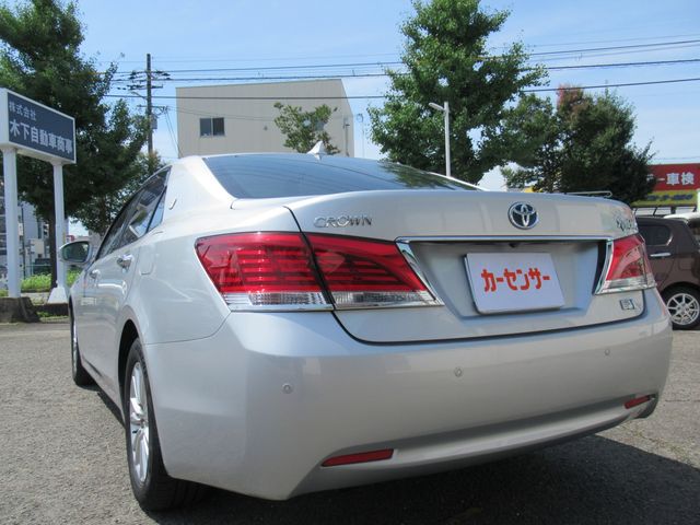 CROWN sedan hybrid