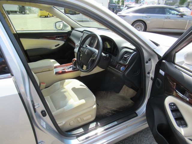 CROWN sedan hybrid