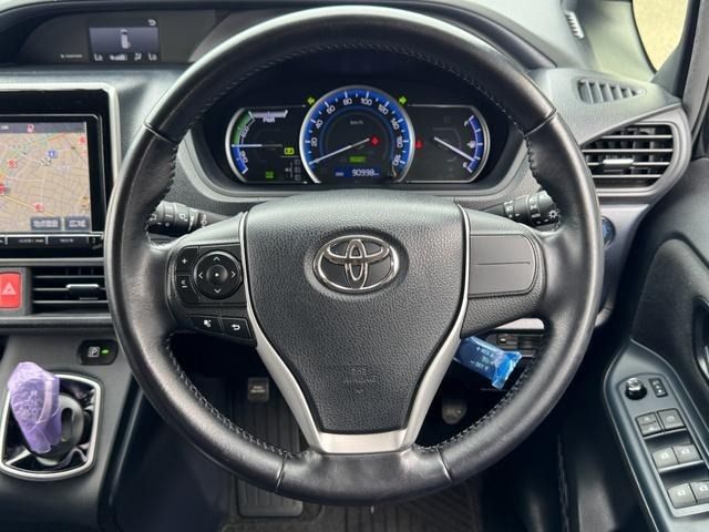 VOXY HYBRID