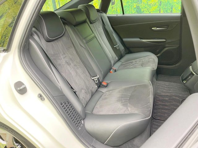 CROWN sedan hybrid