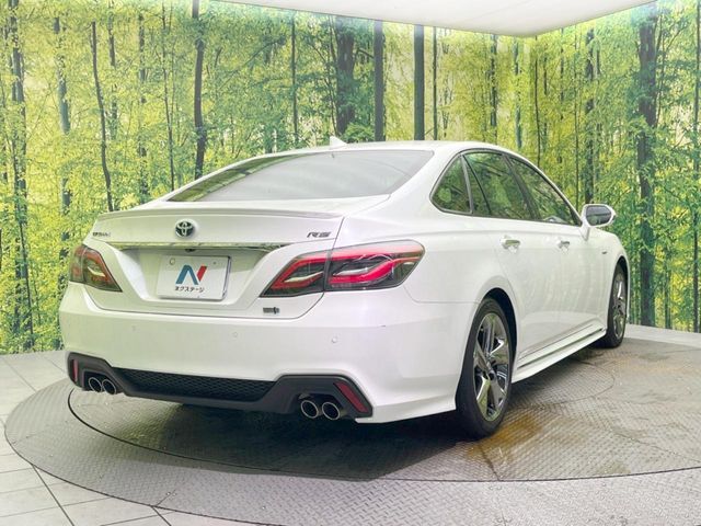 CROWN sedan hybrid