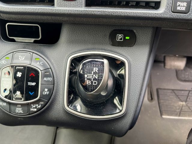 VOXY HYBRID