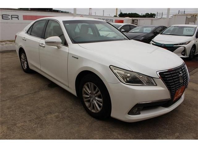 CROWN sedan hybrid