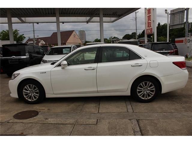 CROWN sedan hybrid