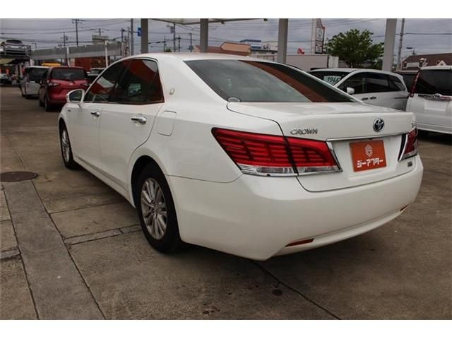 CROWN sedan hybrid