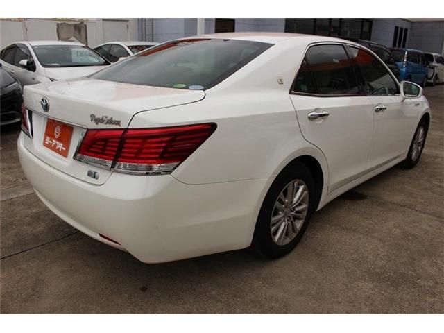 CROWN sedan hybrid