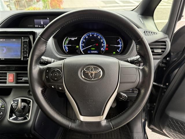 VOXY HYBRID