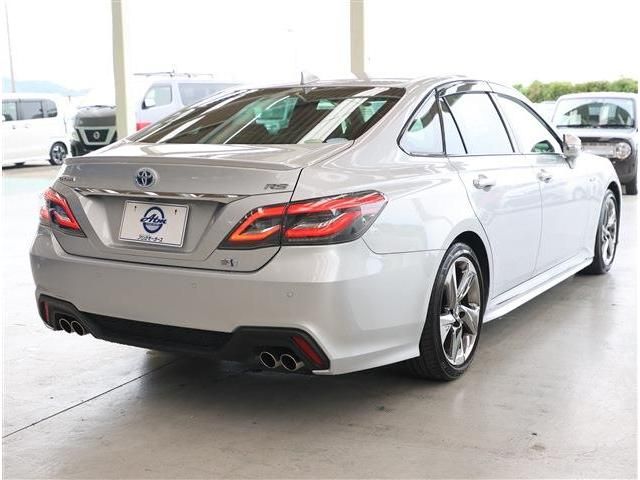 CROWN sedan hybrid