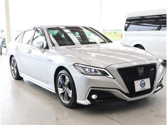 CROWN sedan hybrid