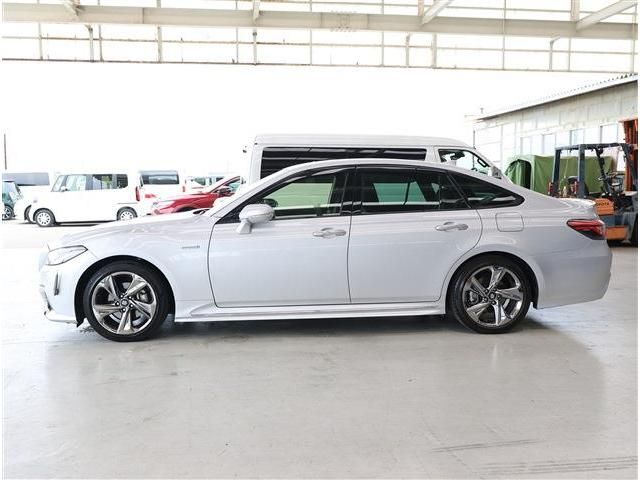 CROWN sedan hybrid